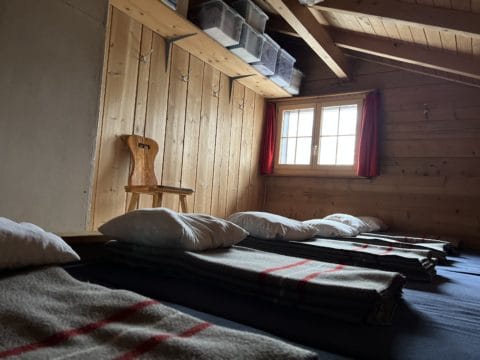 Schlafzimmer mit 7 Betten (Massenschlag) und Wolldecken